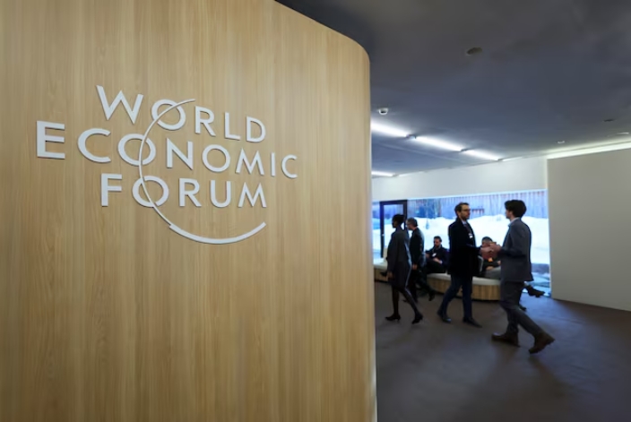 La gente camina junto al logotipo del Foro Económico Mundial (WEF) el primer día de la reunión anual en Davos, Suiza, el 15 de enero de 2024. REUTERS/Denis Balibouse/Foto de archivo