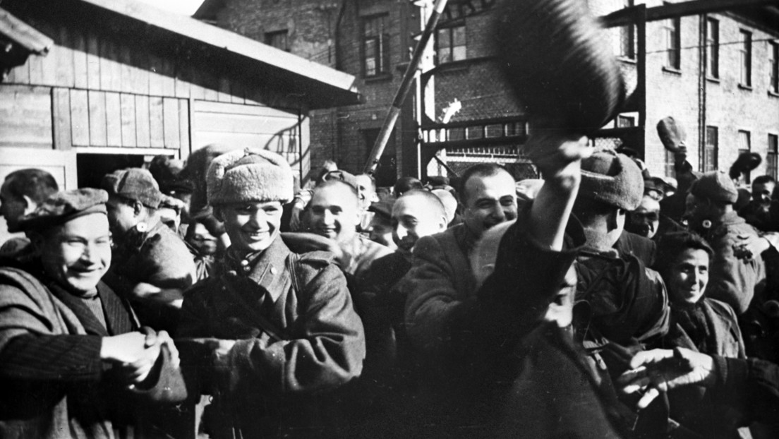Prisioneros de Auschwitz en los primeros minutos tras la liberación del campo por el Ejército soviético. B. Fishman / Sputnik