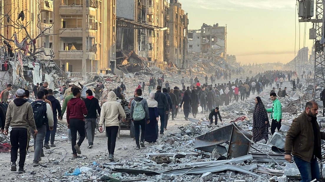 Palestinos caminan por las calles de la localidad de Jabalia, devastada por los ataques israelíes, Franja de Gaza, el 19 de enero de 2025. Ramzi Mahmud / Anadolu / Gettyimages.ru