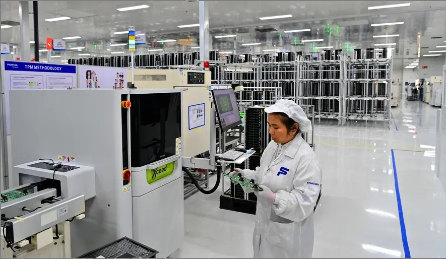 Un trabajador en una fábrica que produce productos electrónicos para vehículos de nueva energía, en un parque industrial de alta tecnología en Fengcheng, China, el 6 de febrero de 2025 Foto de Zhu Haipeng/VCG vía Reuters