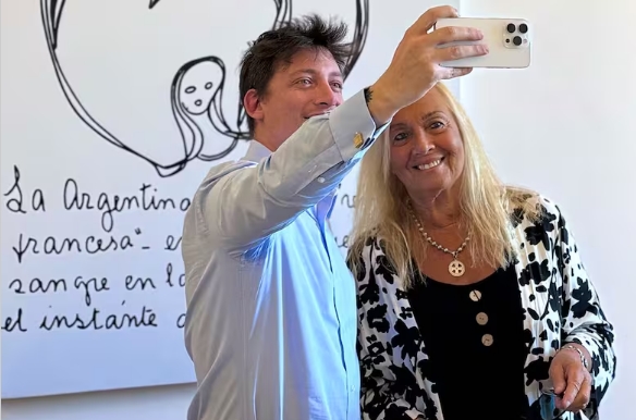 Santiago Caputo junto a Marcela Podestá Costa @rodstewstew