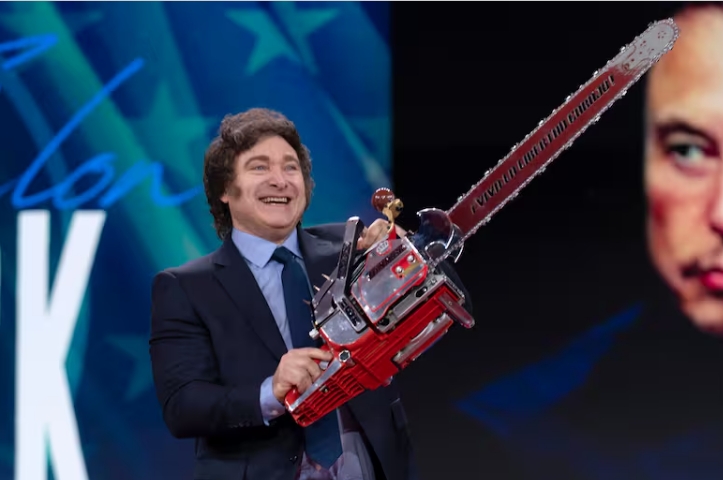 El presidente de Argentina, Javier Milei, con una motosierra a su llegada a la Conferencia de Acción Política Conservadora (CPAC) en el Centro de Convenciones Gaylord National Resort, el jueves 20 de febrero de 2025, en Oxon Hill, Maryland, Estados Unidos. (AP Foto/Jose Luis Magana) Jose Luis Magana - FR159526 AP