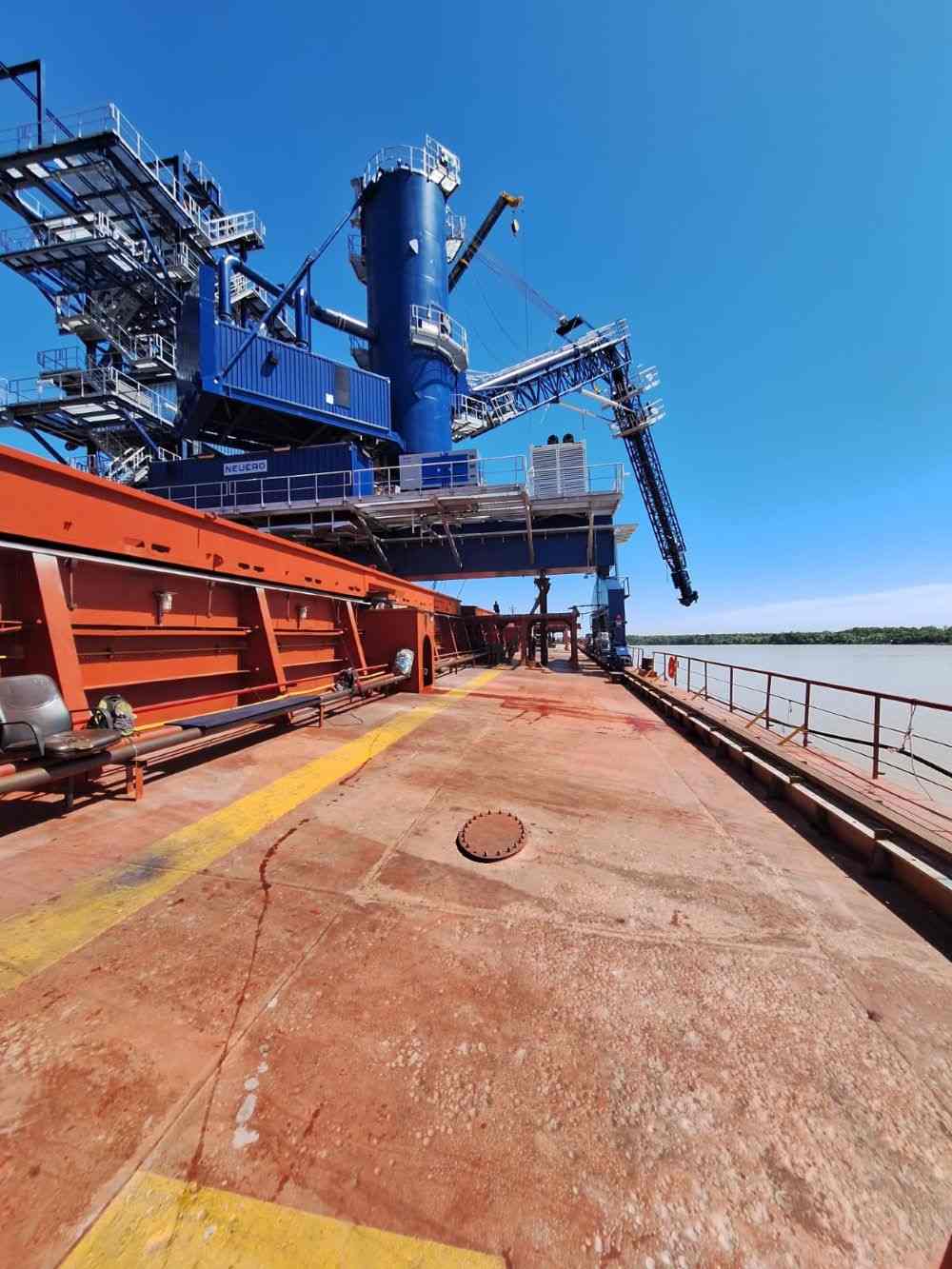 La estación flotante hecha en Argentina facilitará la navegación de buques en la Hidrovía