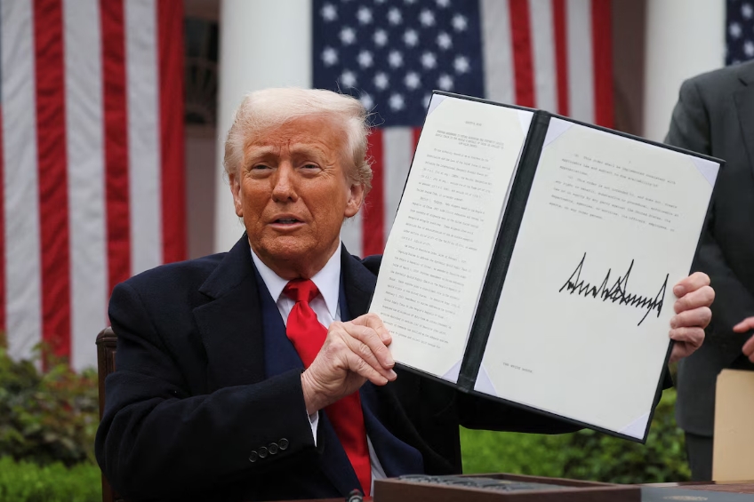 Donald Trump en la Casa Blanca tras anunciar los incrementos de aranceles a todas los bienes exportables que ingresan a los Estados Unidos