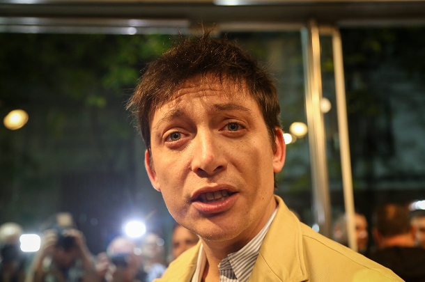 El momento en el que Caputo le exige a Antonio Becerra que deje de sacarle fotos. 