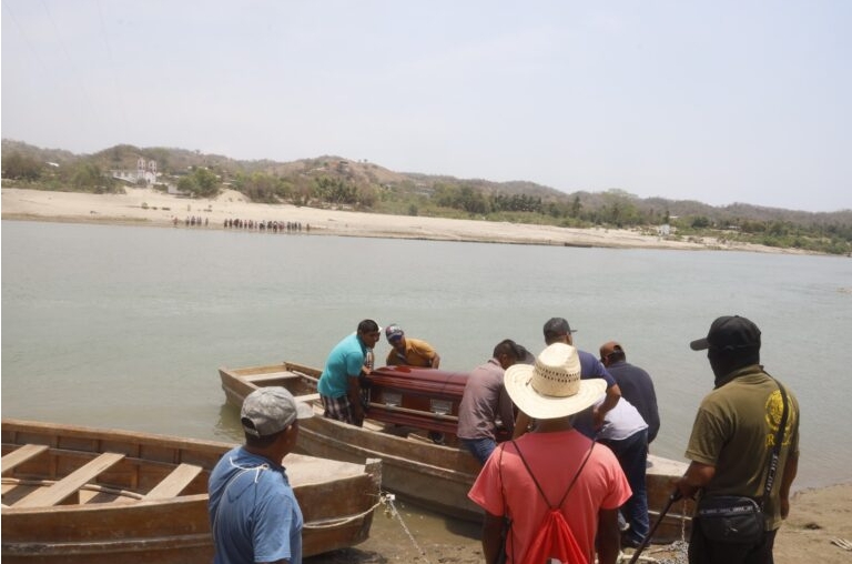 Suástegui fue sepultado junto a sus familiares en la comunidad de Cacahuatepec. Foto: cortesía del Centro de Derechos Humanos de la Montaña Tlachinollan