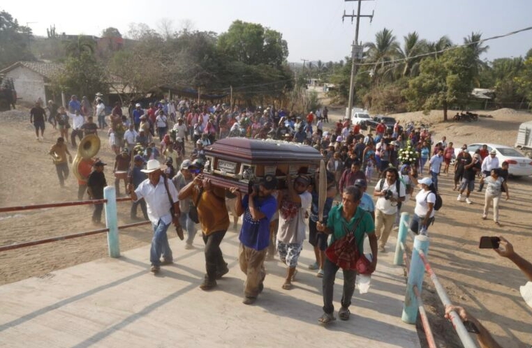 La comunidad de Cacahuatepec despidió el pasado 26 de abril a Marco Suástegui. Foto: cortesía del Centro de Derechos Humanos de la Montaña Tlachinollan 