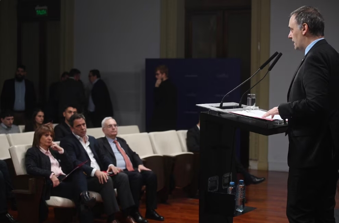 Manuel Adorni en conferencia de prensa presentando la reforma migratoria con la ministra de Seguridad Nacional, Patricia Bullrich