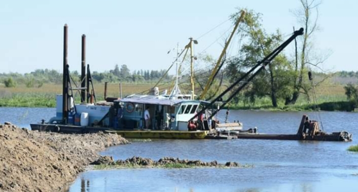 Draga "Rex" de la Dirección Hidráulica abandonada en Villa Paranacito