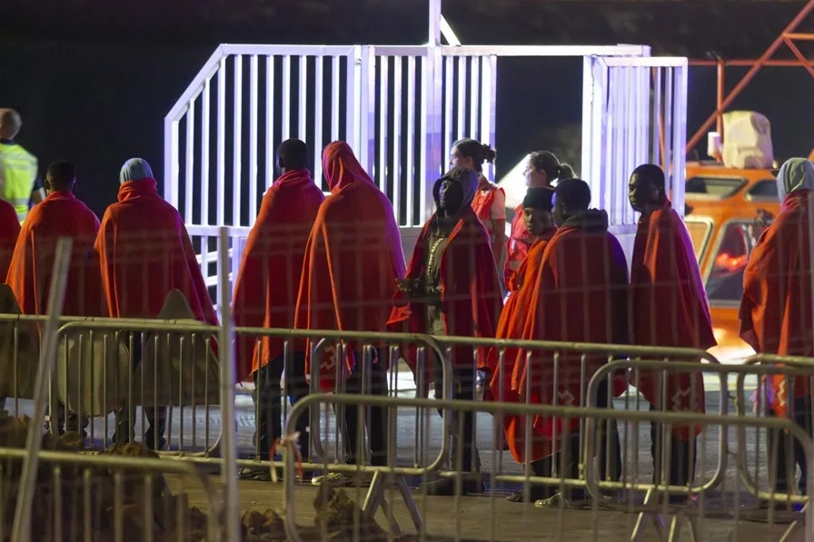La Salvamar Acrux, de Salvamento Marítimo, tras el rescate de 65 personas de origen subsahariano que intentaban llegar a Lanzarote en una patera, en una imagen de archivo. EFE/Adriel Perdomo