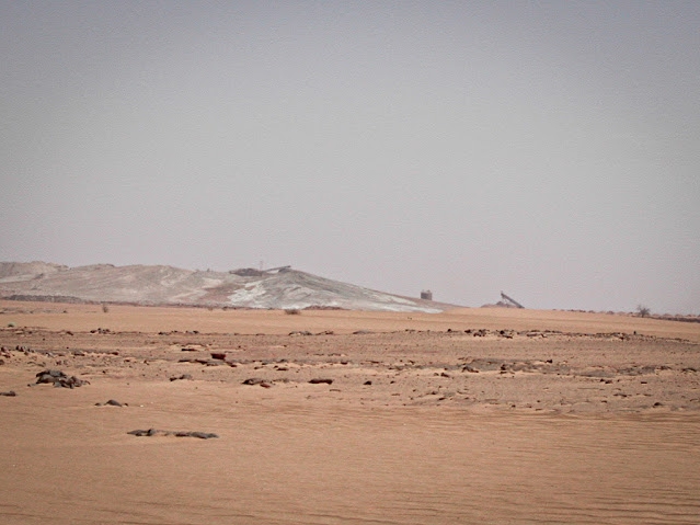 Enormes pilas de lodos radiactivos procedentes del proceso de lixiviación se acumulan al aire libre en el interior de la mina de Somaïr, Níger. Crédito: Criirad.
