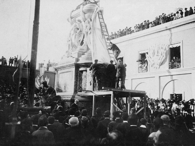 Inauguración del mausoleo en el Convento de Santo Domingo (Archivo General de la Nación)