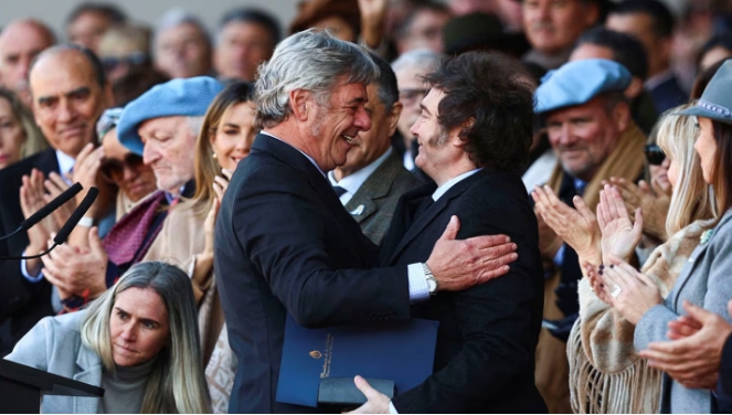 Milei junto al titular de la Sociedad Rural, Nicolás Pino, en la Exposición Rural 2024. (Foto: Reuters)