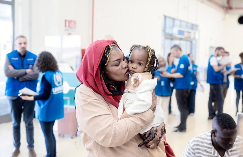 Ibrahim Hana, refugiada sudanesa, besa a su hija tras su llegada al aeropuerto Fiumicino Leonardo Da Vinci en Roma, Italia. Ella llegó desde Libia, en un vuelo humanitario que evacuó a 119 refugiados (ACNUR)