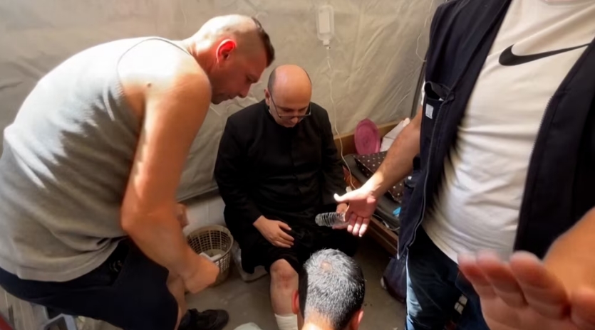 Un bombardeo en Gaza alcanzó la única iglesia católica y dejó herido a su párroco, el argentino Gabriel Romanelli