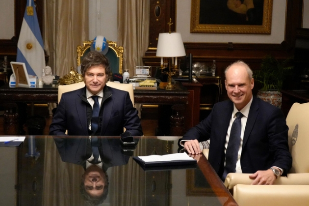 En medio de un clima tenso, el presidente Javier Milei recibió al titular de ADEBA, Javier Bolzico. Sólo los banqueros sonríen . Imagen: NA