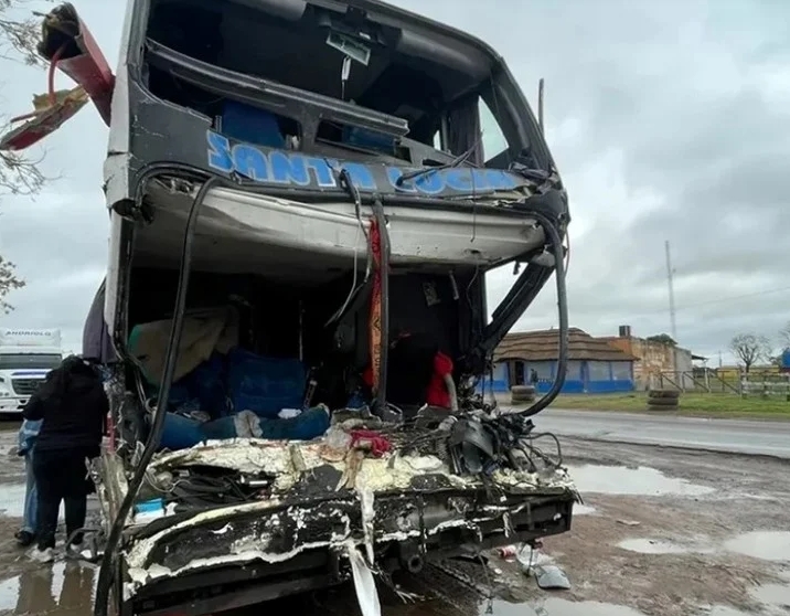 Así quedó el micro tras el brutal choque en Santa Fe. Crédito: NA