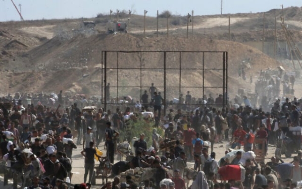 Palestinos desplazados se reúnen para recibir ayuda en un punto de distribución de GHF en el llamado "corredor Netzarim", en el centro de la Franja de Gaza, el 30 de julio de 2025. (Eyad Baba/AFP)