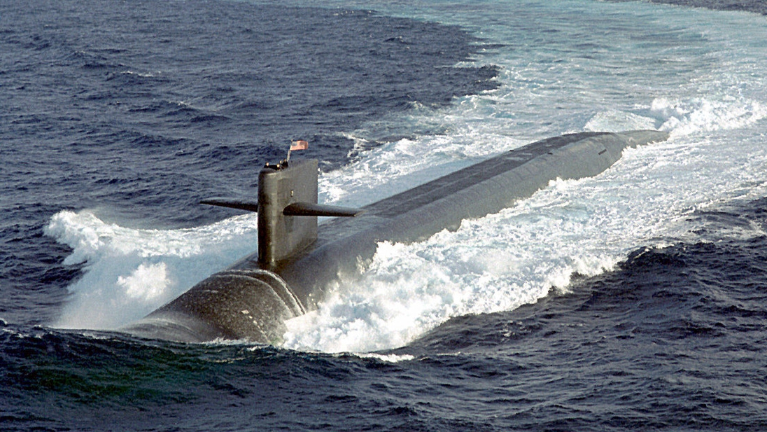 El submarino nuclear balístico USS Maine de la Armada de EE.UU. realiza operaciones de navegación en superficie. Armada de EE.UU.