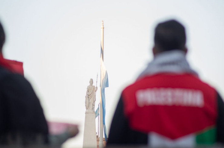 Imagen del pasado 15 de junio durante la movilización que se llevó a cabo en CABA en apoyo a la Marcha Global a Gaza que intentó llevar ayuda humanitaria a través de Egipto. Crédito: Andrés Manrique