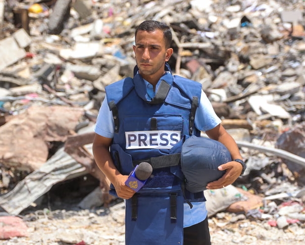 Anas al-Sharif informa desde la ciudad de Gaza en octubre de 2024. Fotografía: AFP/Getty Images