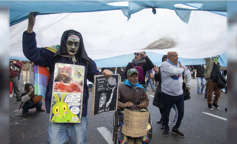 Los jubilados volvieron a las calles. (FOTO NA: DAMIAN DOPACIO)