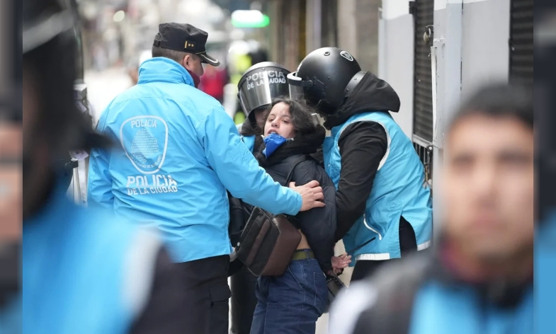 La detención de una de las militantes de ATE. (Foto: Federico Martín)
