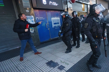 Baleado. La Policía de la Ciudad disparó balas de goma a escasos metros al periodista de C5N Nicolás Munafó durante la represión a una marcha de jubilados.  Foto: Leandro Teysseire