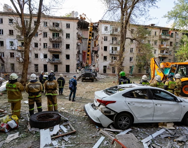 Un edificio residencial de varios pisos resultó dañado por un bombardeo de misiles antiaéreos estadounidenses, según el Ministerio de Defensa ruso, en Luhansk, Ucrania bajo control ruso, el 7 de junio de 2024. Fotografía: Alexander Ermochenko/Reuters