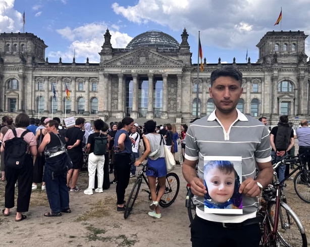 Ahmad Shikh Ali, quien huyó de Alepo hace dos años: «Mi hijo gateaba cuando lo dejé; ahora camina». Fotografía: Riham Alkousaa/Reuters