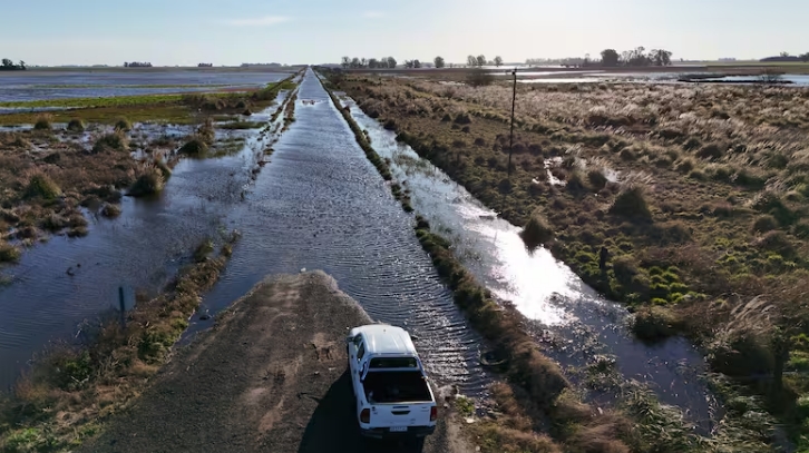 La ruta provincial 70 luce inundada y con patos; es en el cruce con la ruta 65, a 30 kilómetros de 9 de Julio Hernan Zenteno - La Nacion