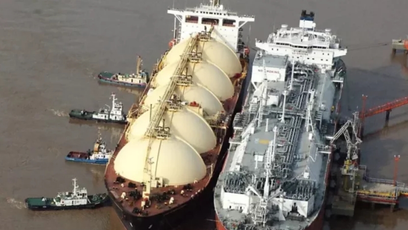 Proceso de exportación de GNL con "buques planta": el regasificador recibe desde la red troncal en continente el gas para licuarlo y así cargar al buque metanero, aguas adentro.