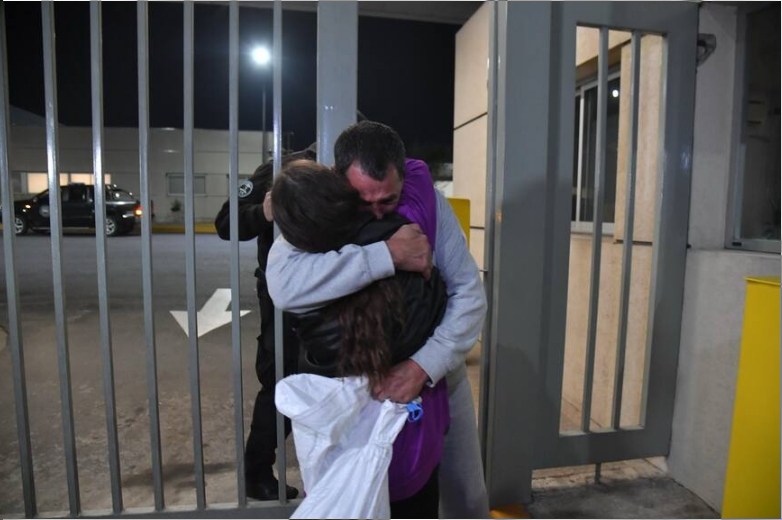 Maximiliano García, uno de los argentinos deportados de EEUU, llega al aeropuerto de Ezeiza Fernando Castro - La Nación