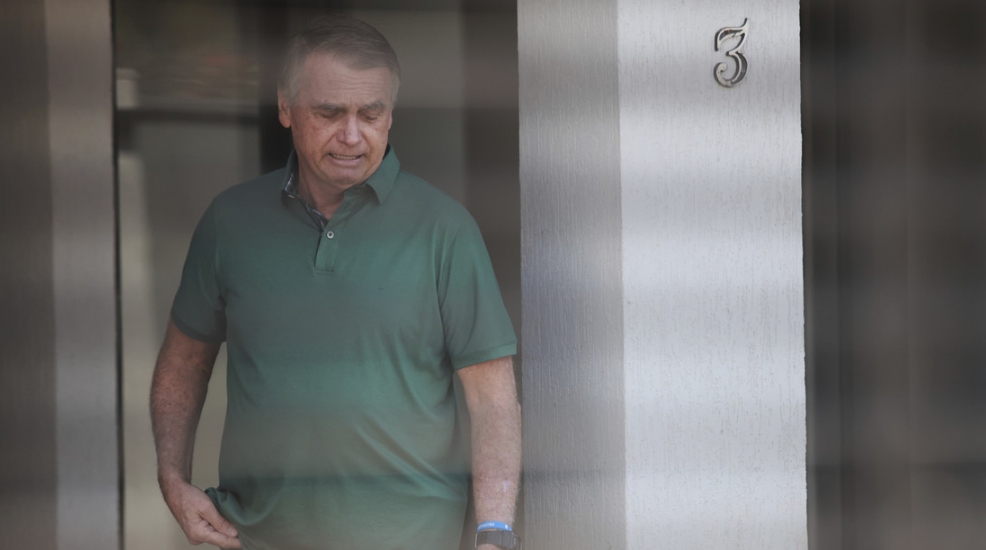Jair Bolsonaro frente a la entrada de su casa en Brasilia, el 11 de septiembre de 2025. Luis Nova / AP