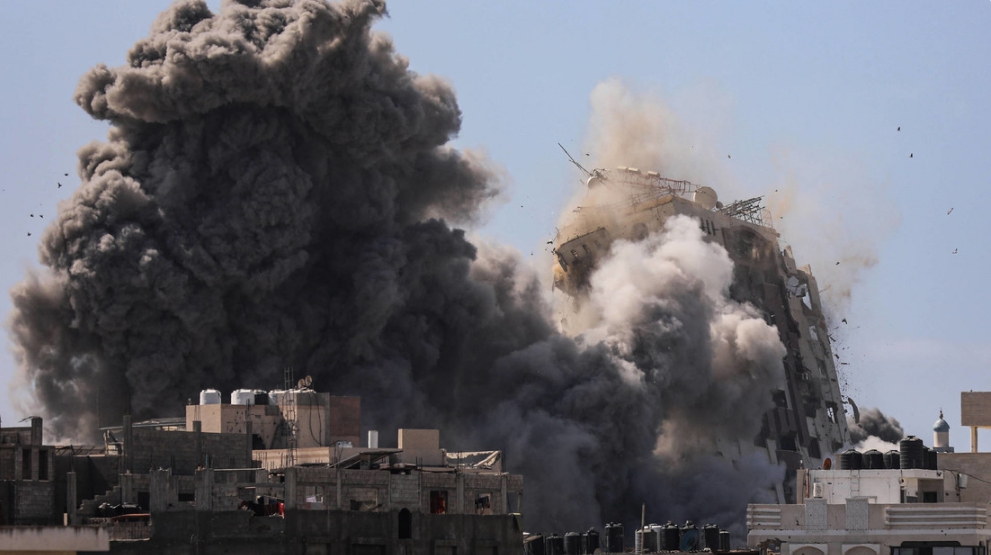 Humo desde la torre Al-Ghafri después de ser alcanzada por un ataque aéreo israelí en la ciudad de Gaza, 15 de septiembre de 2025. Omar Ashtawy / Legion-Media