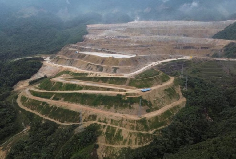 Una vista de dron muestra el pozo de la mina, donde se extraen materiales, en la zona de operaciones de Ecuacorriente, en Tundayme, Ecuador (REUTERS/Karen Toro)