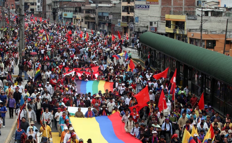 Manifestantes indígenas ecuatorianos participan en una marcha para protestar contra el proyecto minero de cobre El Mirador, en Quito (REUTERS/Gary Granja)