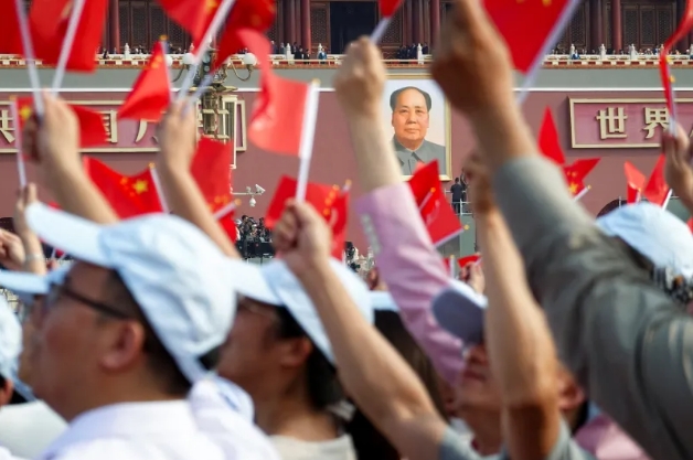 Banderas ondeando antes de un desfile militar en Beijing, China, septiembre de 2025 Go Nakamura / Reuters