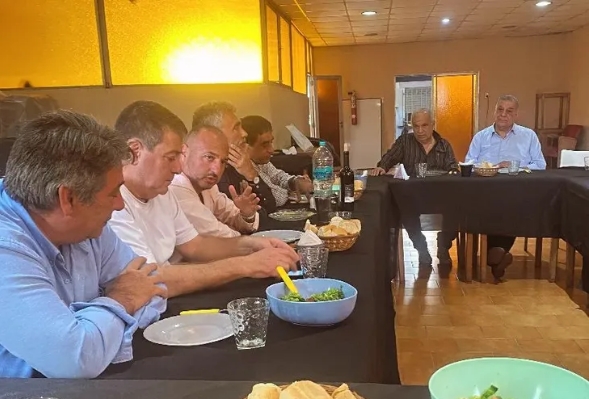 Quincho que mezcló a históricos del PJ y la UCR en una sede sindical