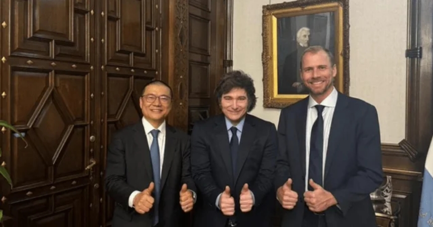 El presidente Javier Milei recibió al CEO de Lithium Americas, Sam Piggot, y al de Ganfeng, Wang Xiaoshen, para tratar el futuro del litio en Argentina. (Foto Presidencia)