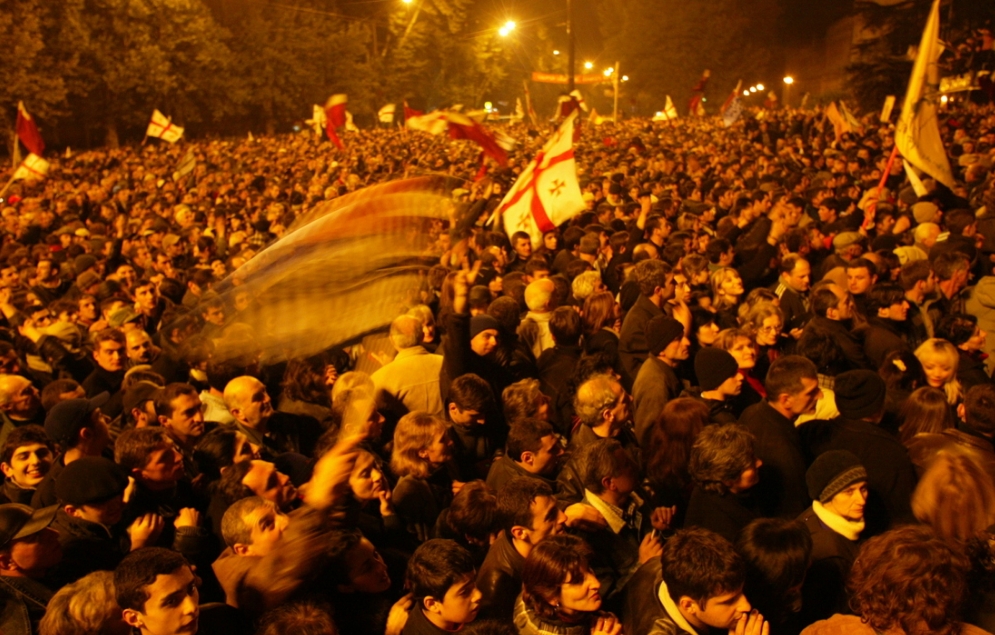 Miles de manifestantes exigiendo la dimisión del presidente Eduard Shevardnadze. Tiflis, Georgia, 24 de noviembre de 2003. Antoine Gyori / AGP / Corbis / Gettyimages.ru