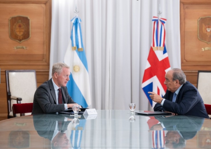 Guillermo Francos con el embajador David Cairns.