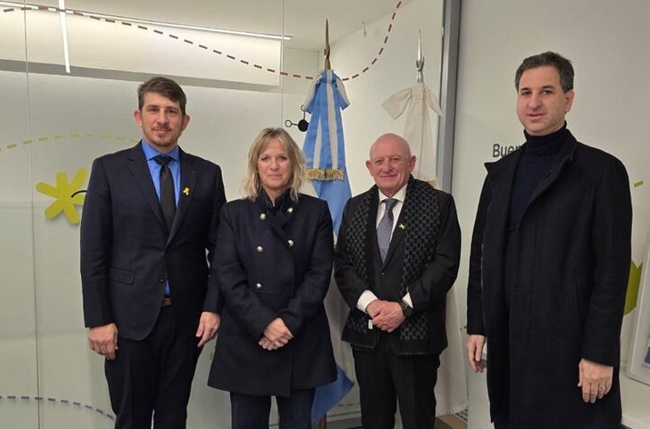 La funcionaria Mercedez Miguel junto a directivos de la DAIA: el presidente Mauro Berenstein; el vicepresidente 1°, Gabriel Salem; y el director ejecutivo, Víctor Garelik, cuando los recibió en junio de este año.