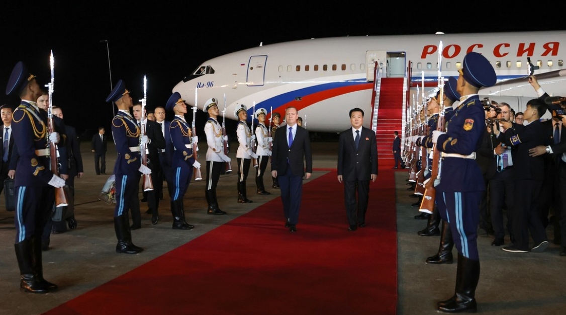 El vicepresidente del Consejo de Seguridad ruso, Dmitri Medvédev, y el viceministro de Relaciones Exteriores de la República Popular Democrática de Corea, Im Chong-il, en un aeropuerto en Pionyang, el 8 de octubre de 2025. Yekaterina Shtúkina / Sputnik