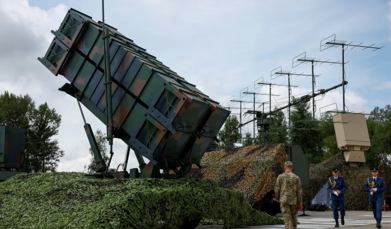 Miembros del servicio ucraniano caminan junto a un lanzador Patriot en un lugar no revelado en Ucrania, el 4 de agosto de 2024.  Foto de Valentyn Ogirenko/Reuters