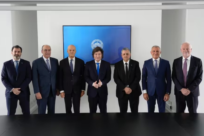 El presidente Javier Milei, junto con la comitiva de la petrolera italiana Eni; se encuentran el CEO Claudio Descalzi y su par de YPF, Horacio Marín