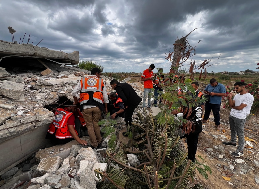 Trabajadores de defensa civil palestinos recogen restos humanos en el corredor de Netzarim, en el centro de Gaza.Fotografía: Jameel Mohammed Albaz/Anadolu/Getty Images