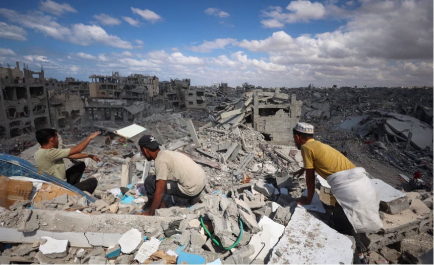 Palestinos buscan entre los escombros en Khan Younis. Fotografía: Omar Al-Qattaa/AFP/Getty Images