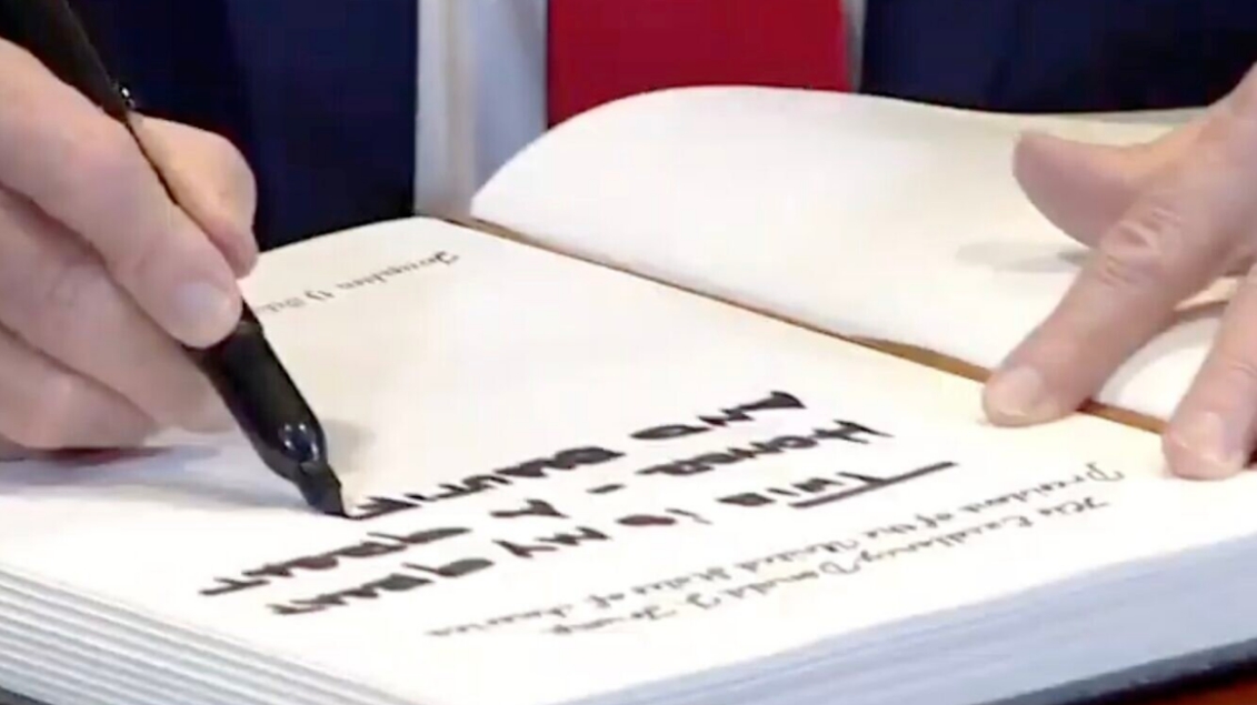 El presidente de EE.UU., Donald Trump, firma el libro de visitas de la Knesset israelí, Jerusalén, 13 de octubre de 2025Parlamento israelí 