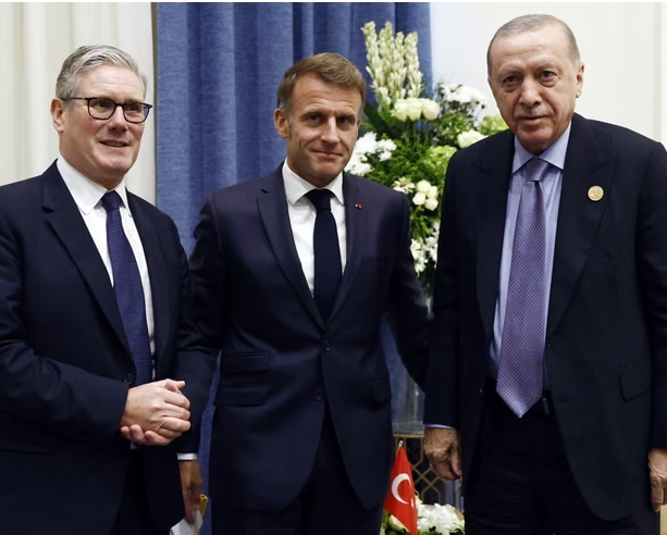 Erdoğan (derecha) en Sharm el-Sheij con Keir Starmer (izquierda) y Emmanuel Macron el lunes. Fotografía: Yoan Valat/AFP/Getty Images